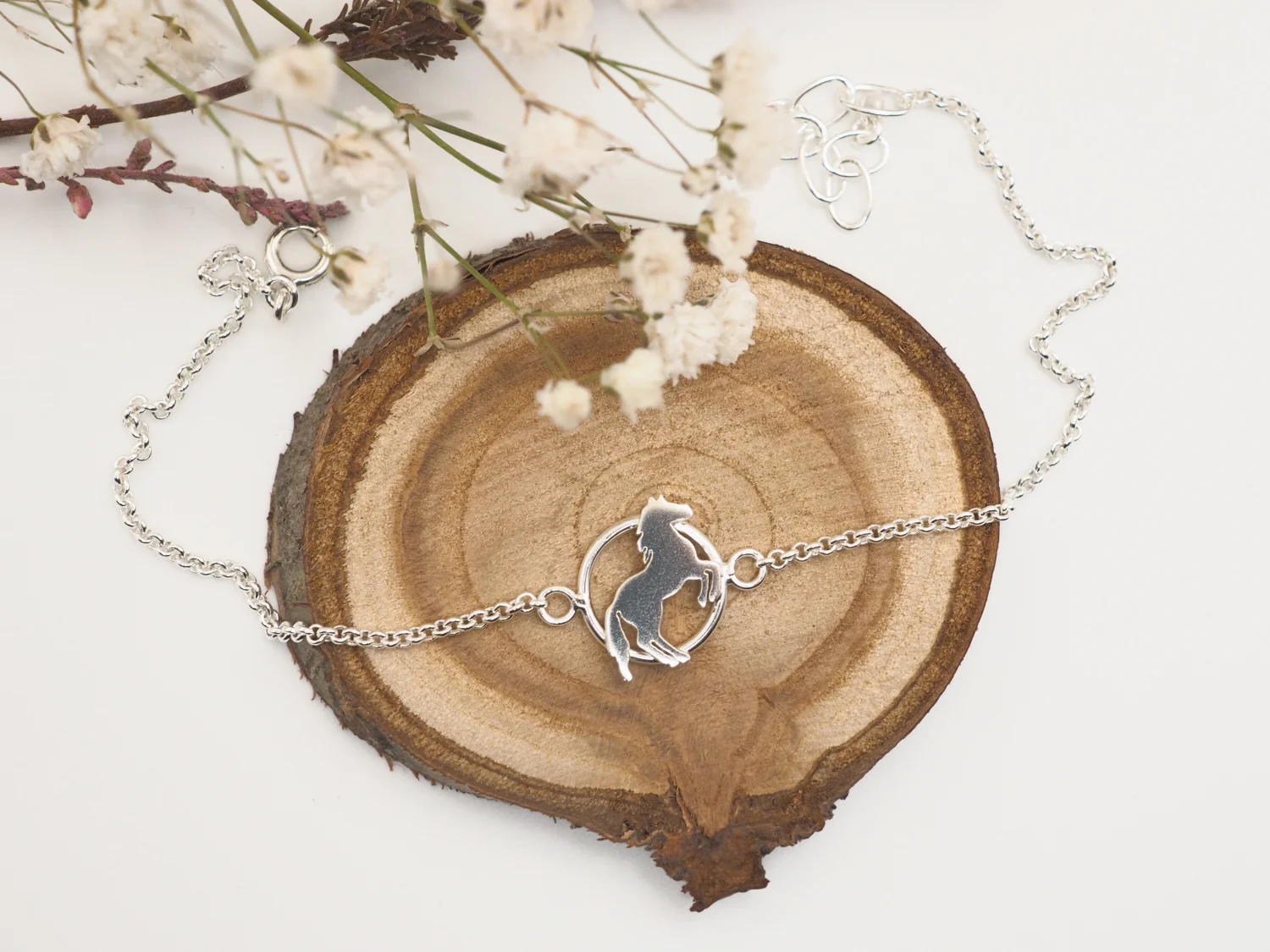 Bransoletka wierzgający koń