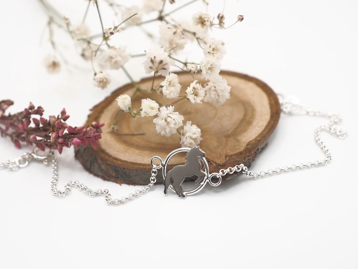 Bransoletka wierzgający koń