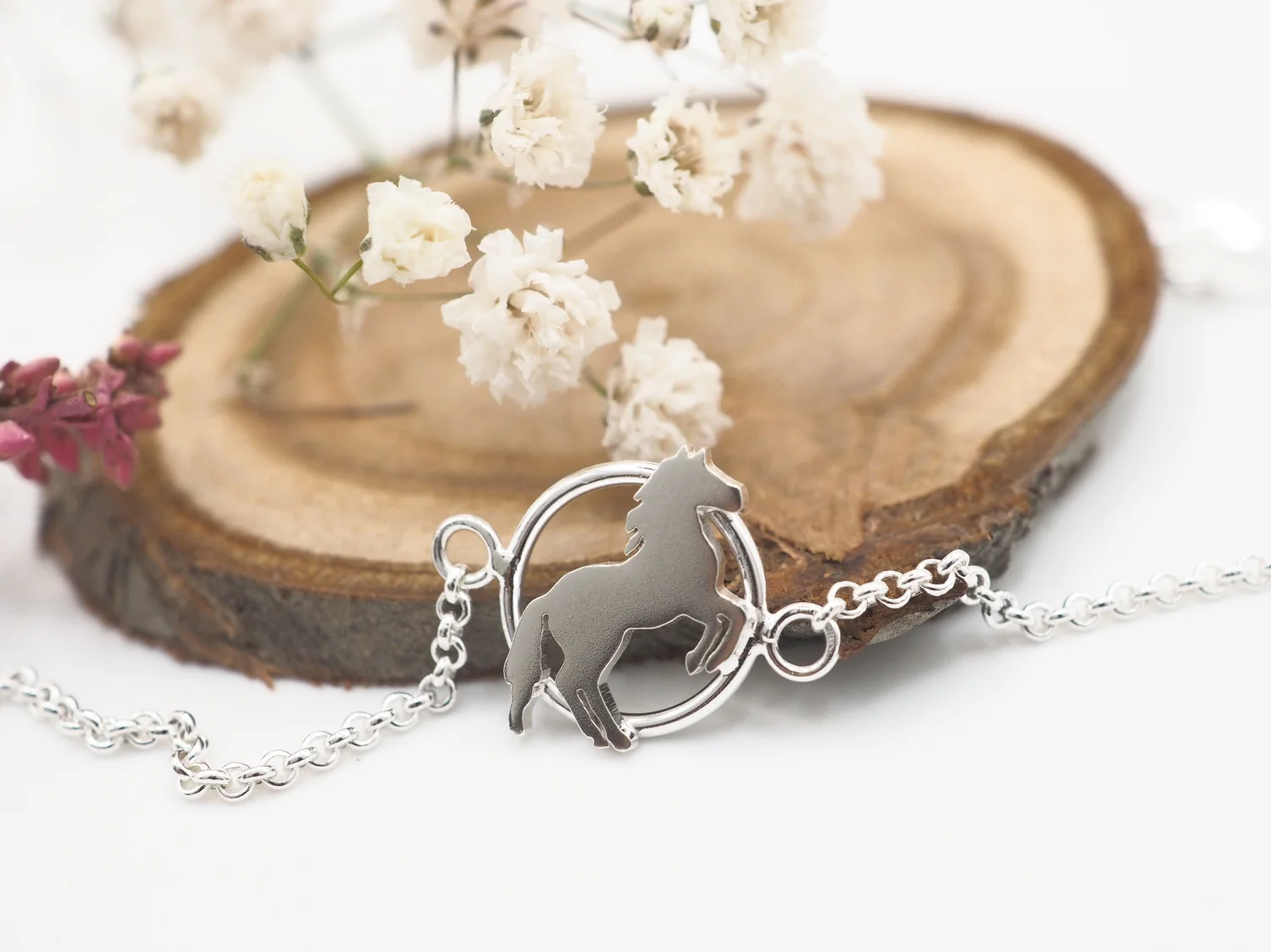 Bransoletka wierzgający koń