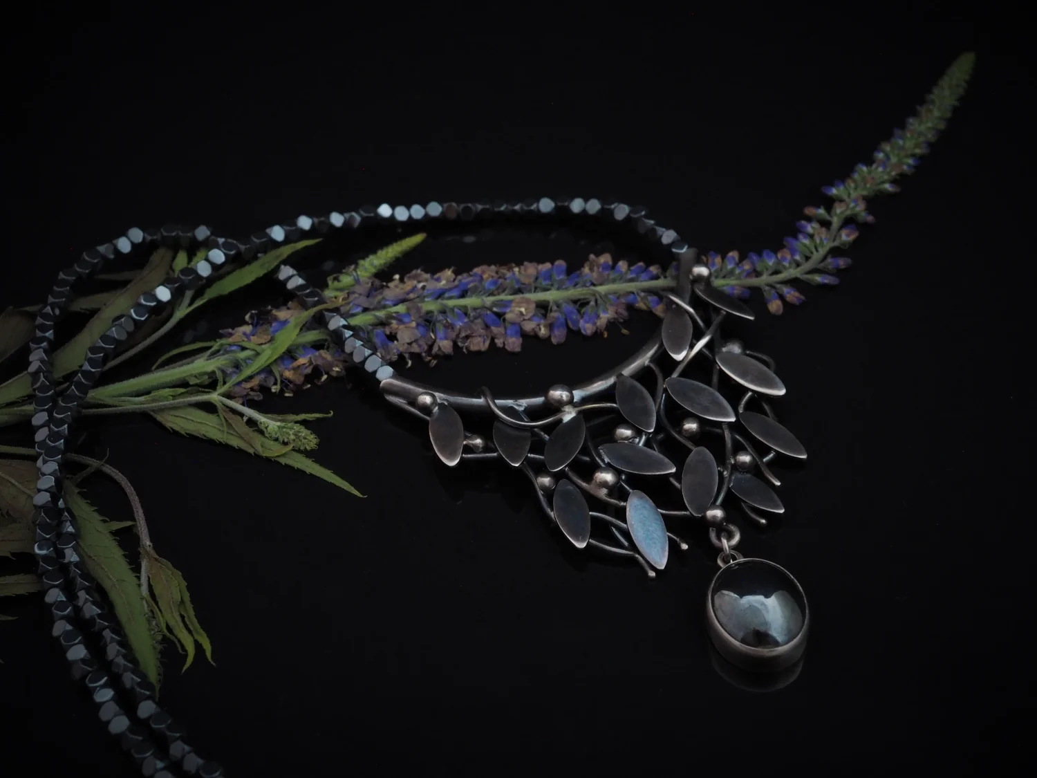 Naszyjnik z owocem czarnego bzu