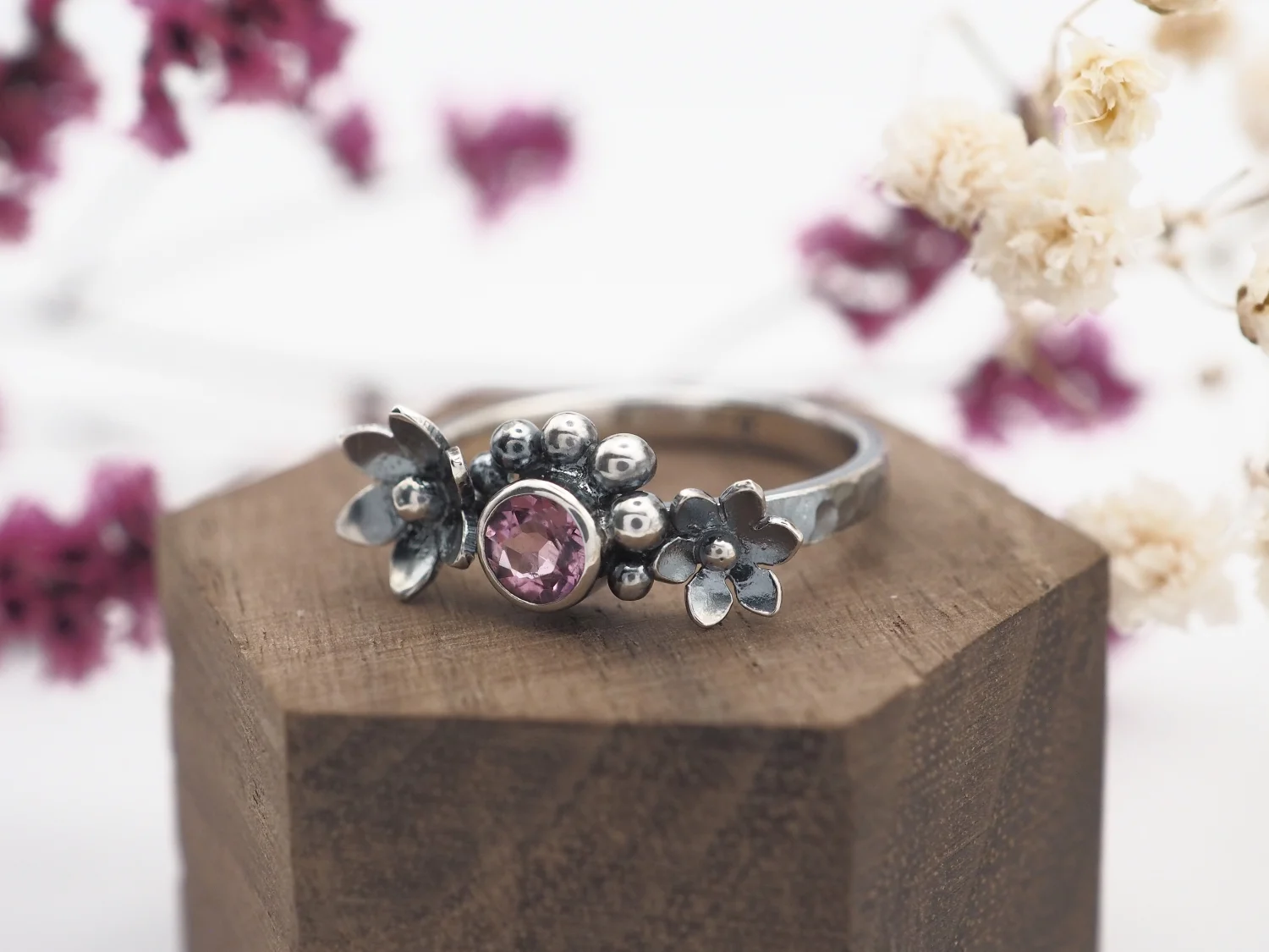 Kwitnąca piwonia pierścionek