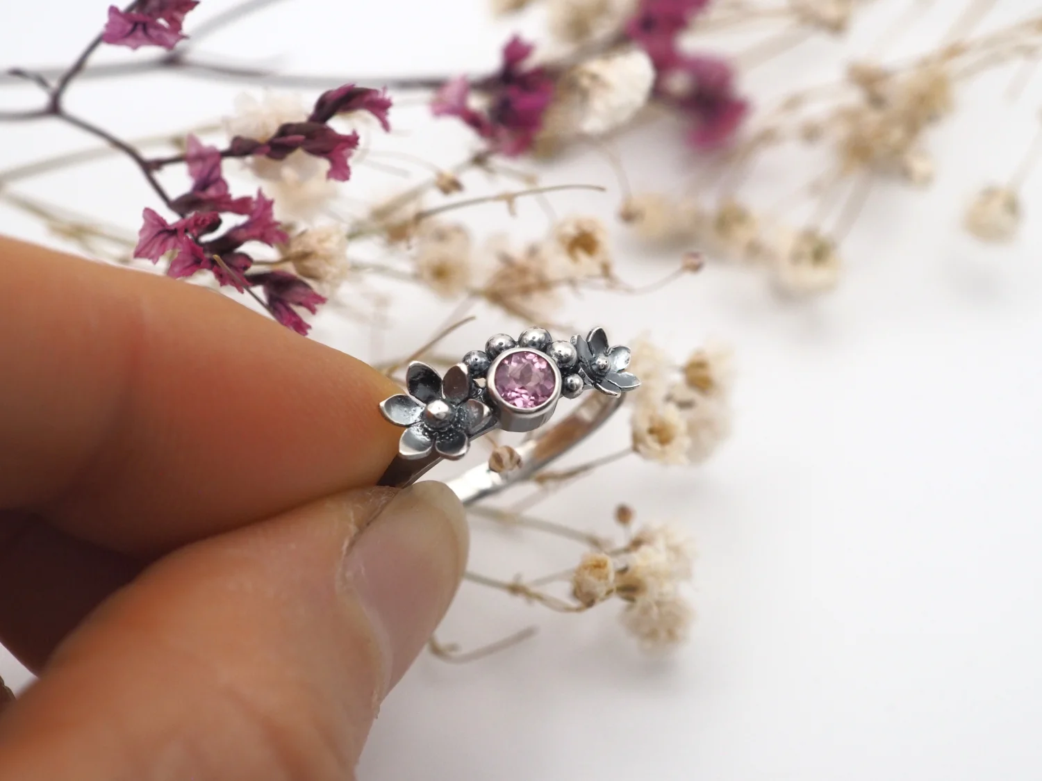 Kwitnąca piwonia pierścionek